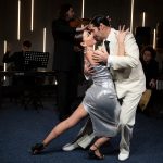 Пара танцует аргентинское танго